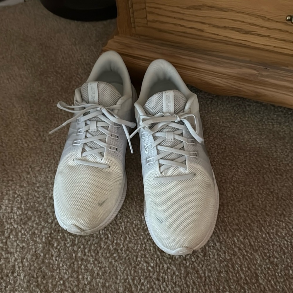 9.5 White Nike Running Shoes